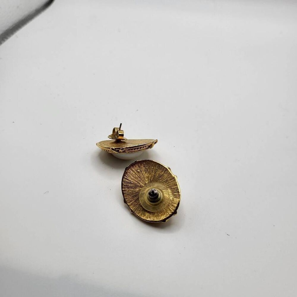 Vintage 80s Glam Pearl Cabochon Earrings signed with a Bullseye - Picture 2 of 4